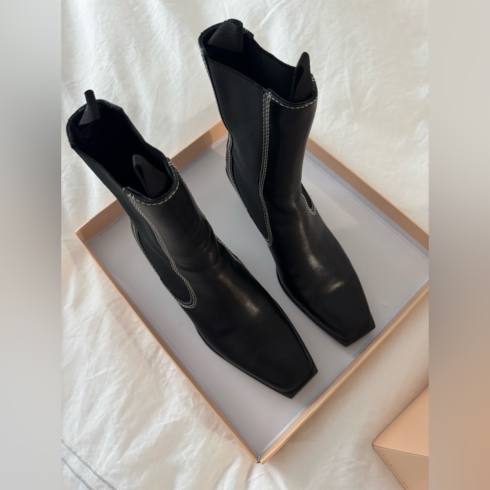 Loeffler Randal Chelsea/Western Boot

Nat Black size 9.5 - worn only twice! - Picture 2 of 8